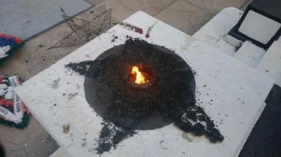 В Крыму вандалы сожгли пластмассовый венок на вечном огне