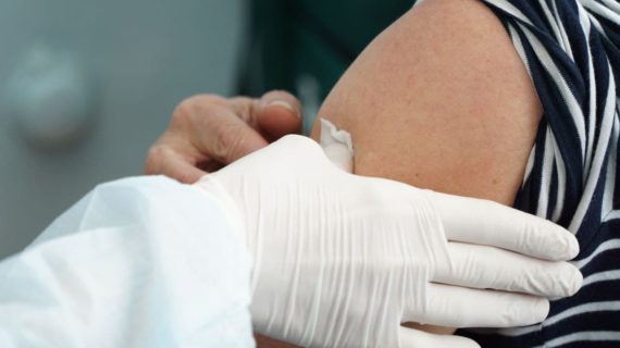 На набережной в Евпатории открыли мобильный пункт вакцинации против коронавируса