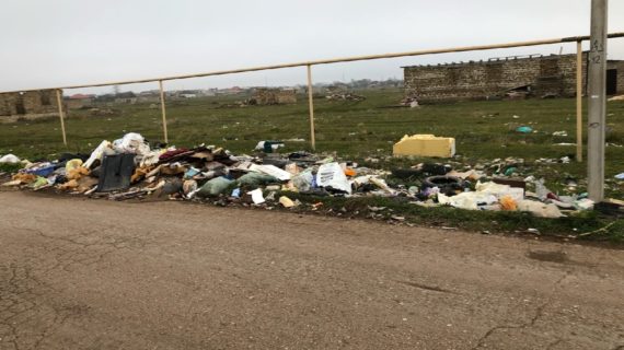 Один из микрорайонов Евпатории утопает в мусоре