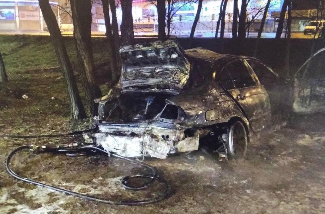 В Симферополе автомобиль врезался в дерево и загорелся: погибла девушка