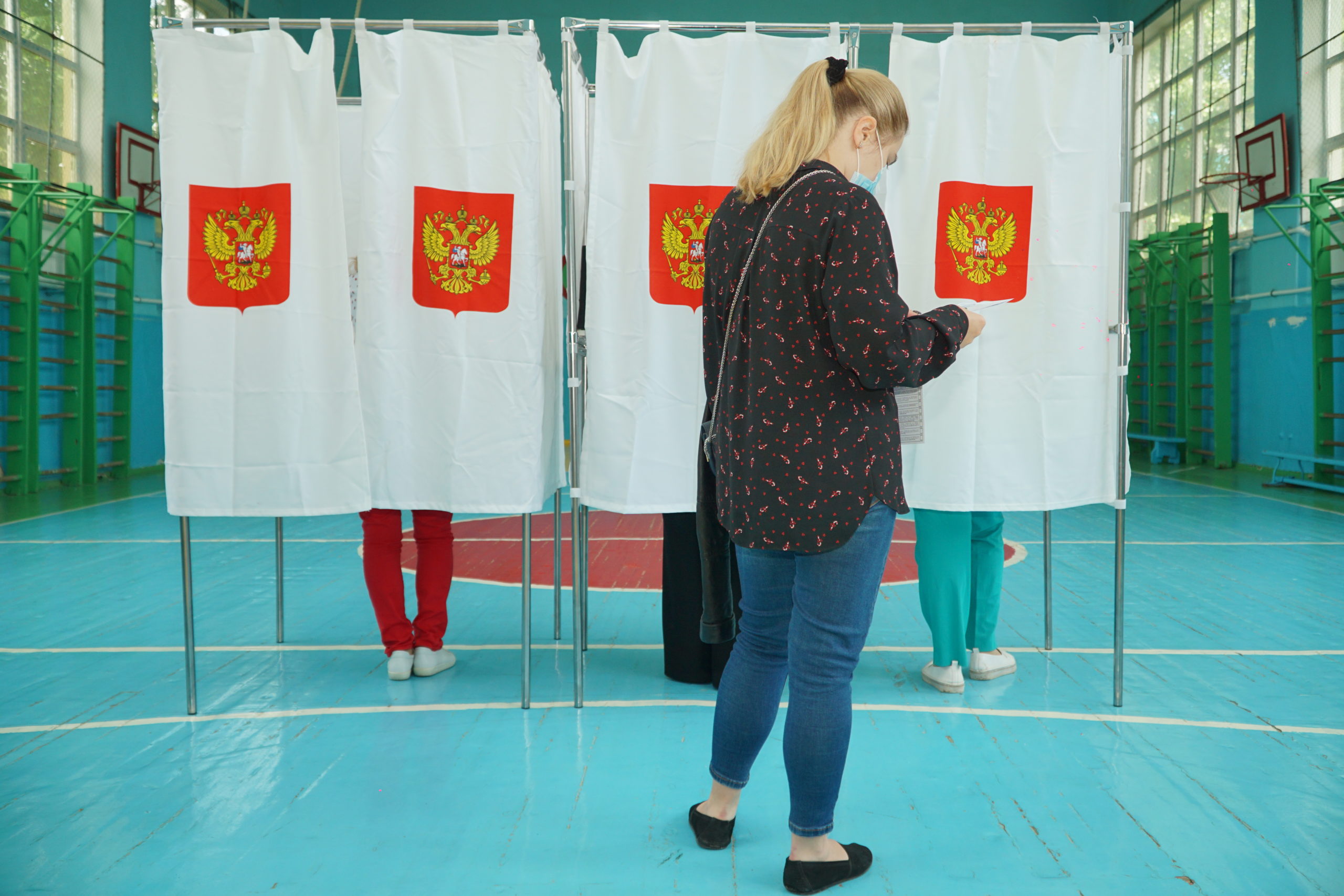 На избирательных участках Крыма стартовало голосование