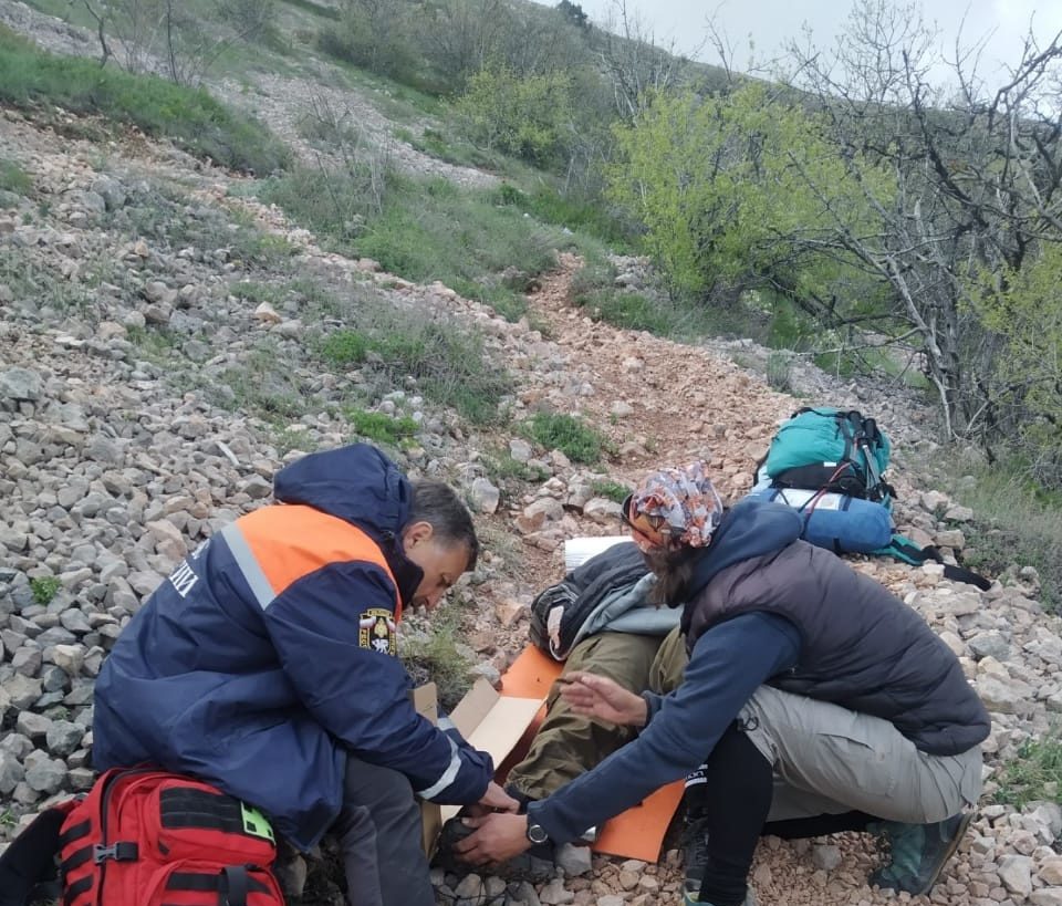 Крымские спасатели эвакуировали женщину с травмой с горы Чатыр-Даг