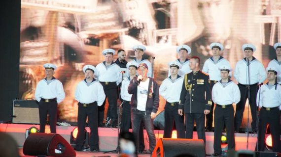Певец Олег Газманов выступил на концерте в Севастополе в честь Дня Победы