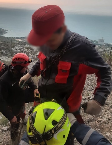 В Крыму спасли туриста, который застрял на отвесной скале вблизи Форосской церкви