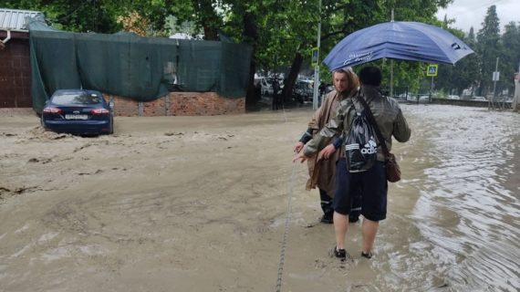 В Ленинском районе Крыма подтопило 25 домов и 80 дворов
