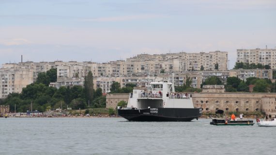 Из-за непогоды рейд через Севастопольскую бухту перекрыли