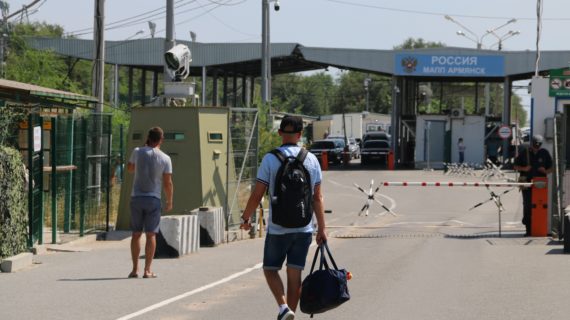 Трое россиян, находящихся в федеральном розыске, попытались сбежать на Украину через крымскую границу
