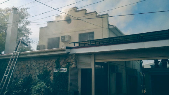В Севастополе загорелся частный дом