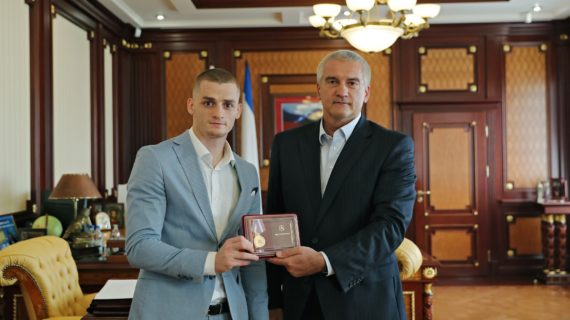 Аксёнов наградил крымского боксера Глеба Бакши медалью и вручил ему сертификат на 1 миллион рублей