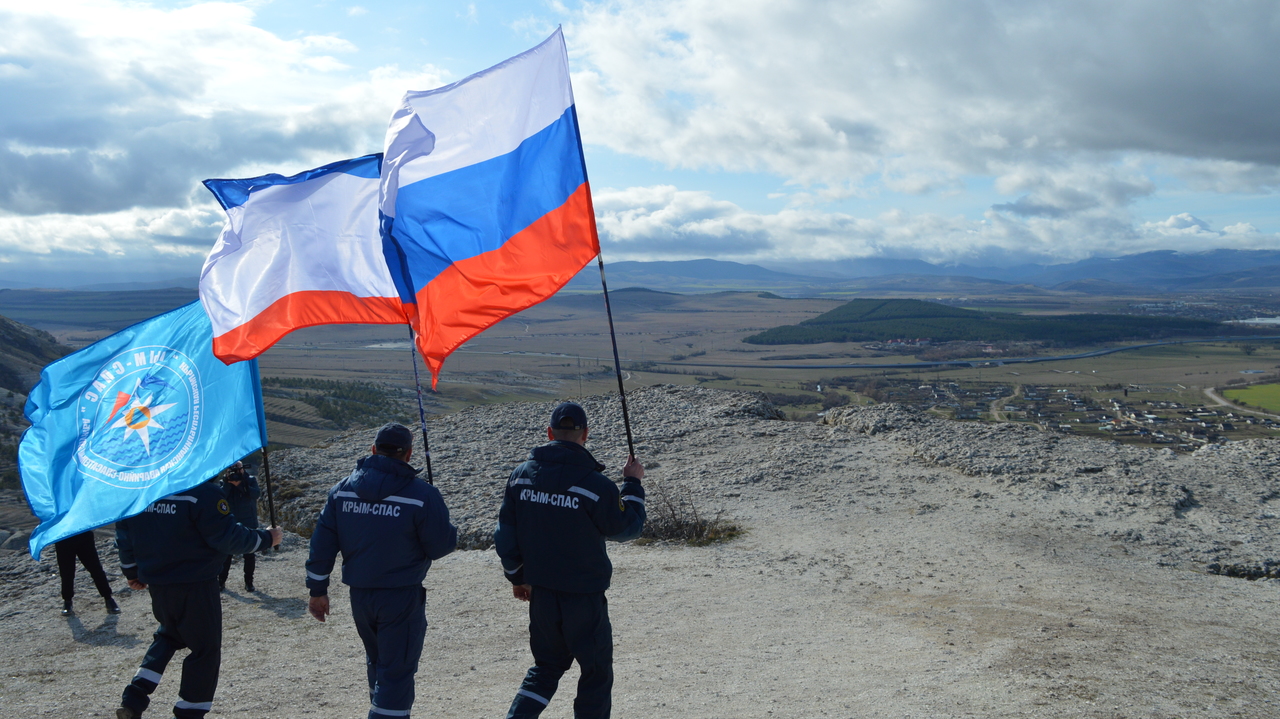 События в крыму. Флаг на горе Чартырдаг. Чатыр-Даг Крым крымскотатарский флаг. Российская Федерация Республика Крым. Флаг России на горе Крым.