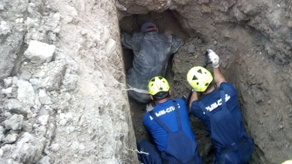 На Южном берегу Крыма спасатели достали строителя из под земли