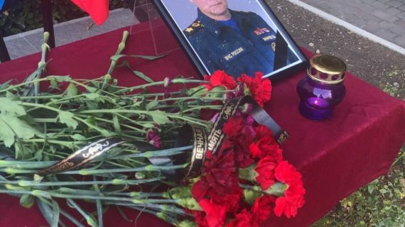 Минуту молчания прервали сирены пожарных машин: В Севастополе почтили память главы МЧС России