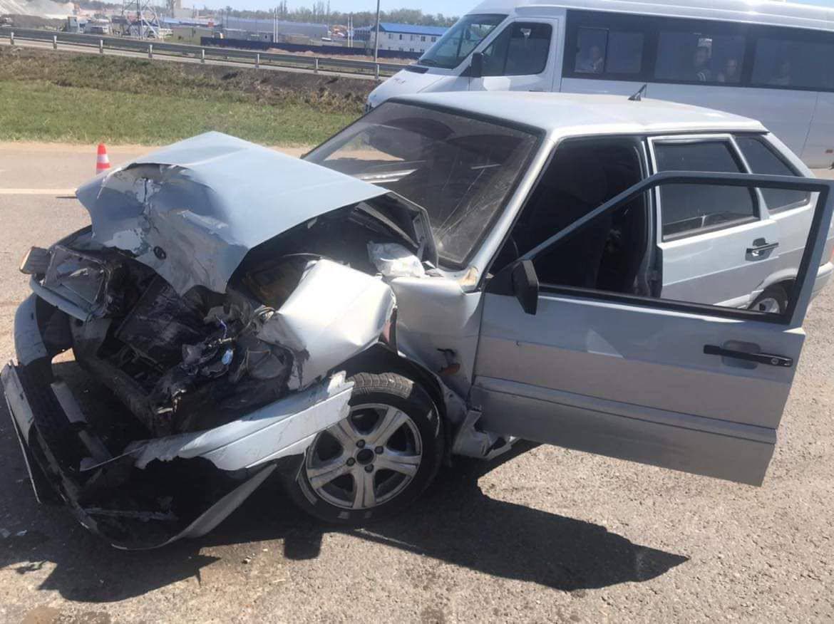 В Крыму на Московском шоссе произошло ДТП из-за вылетевшего на дорогу вагончика