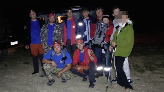 Крымские спасатели вывели из леса заблудившихся туристов с ребёнком