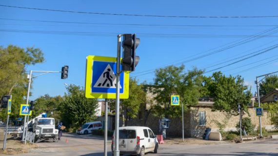 В Евпатории на одном из перекрёстков установили светофор