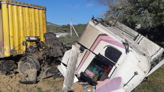 В одном из районов Севастополя грузовик попал в аварию