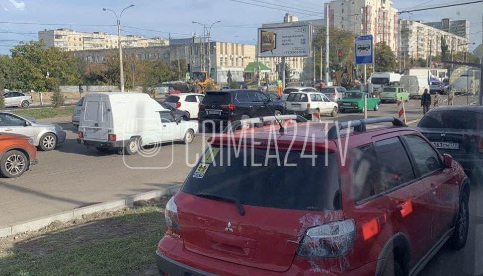 В Симферополе проспект Победы встал в пробках из-за ремонта