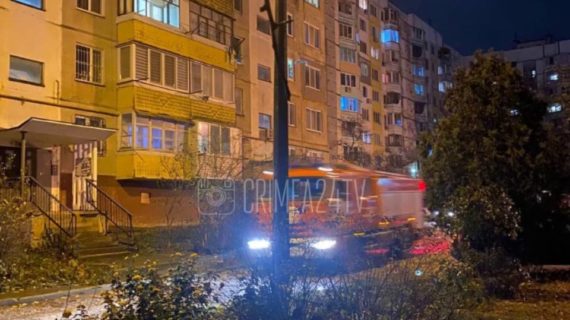Больше 10 человек эвакуировали из горящей пятиэтажки в Керчи