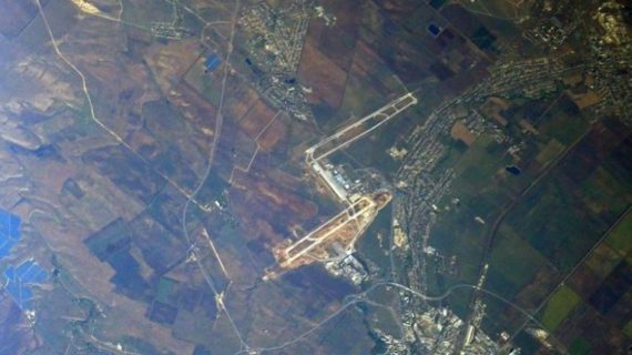 Космонавт Антон Шкаплеров сфотографировал из космоса аэропорт Симферополя