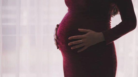 Главврач симферопольского роддома рассказал, можно ли беременным прививаться от COVID-19