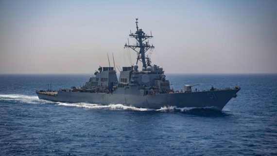 Ракетный эсминец ВМС США направился в Чёрное море