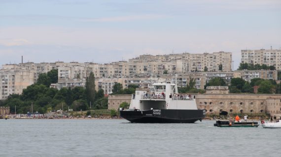 Из-за непогоды перекрыли рейд через Севастопольскую бухту