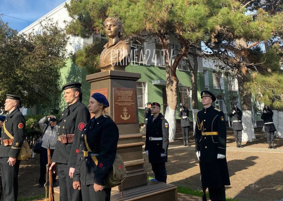 В Севастополе открыли памятник разведчице морской пехоты ЧФ Екатерине Деминой