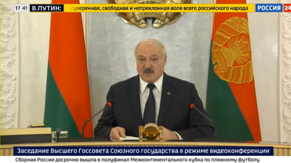 «Будем держаться друг за друга и помогать в эти непростые времена»: Лукашенко поздравил крымчан с Днём народного единства