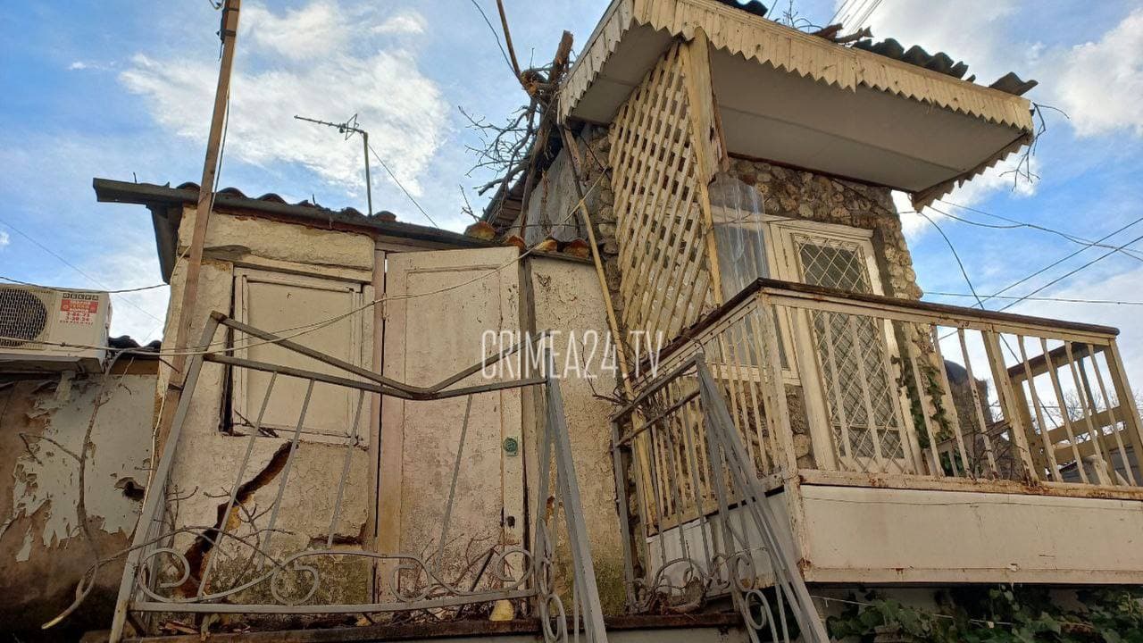 В Евпатории упавшее дерево повредило газовую трубу частного дома