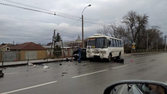 В Симферополе легковушка столкнулась с автобусом