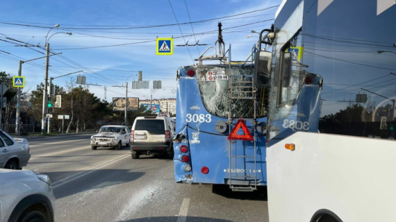 В Севастополе в ДТП с участием маршрутки и троллейбуса пострадали трое детей. ФОТО, ВИДЕО