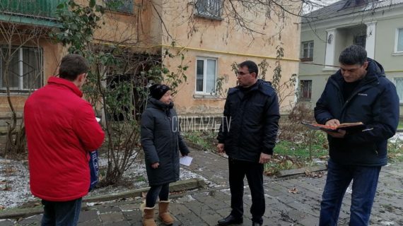 Керчане пожаловались министру ЧС Крыма на протекание крыш, аварийные деревья и кадастровый учёт