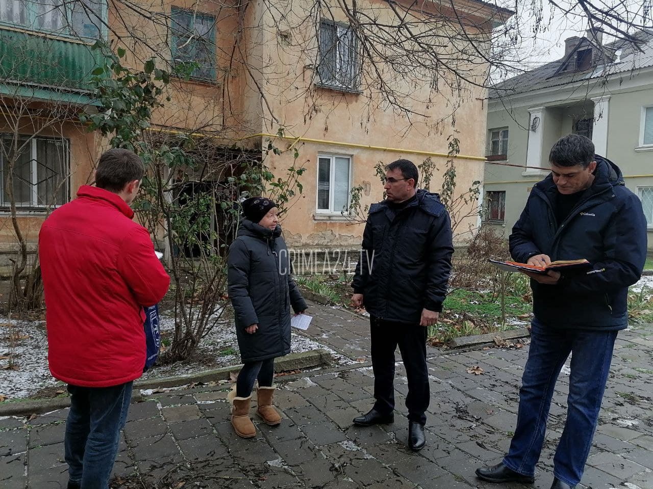 Керчане пожаловались министру ЧС Крыма на протекание крыш, аварийные деревья и кадастровый учёт