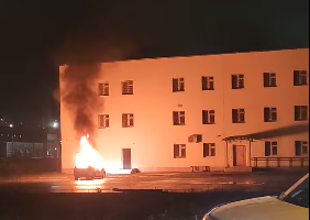 Возле тюрьмы в Симферополе горел автомобиль. ВИДЕО
