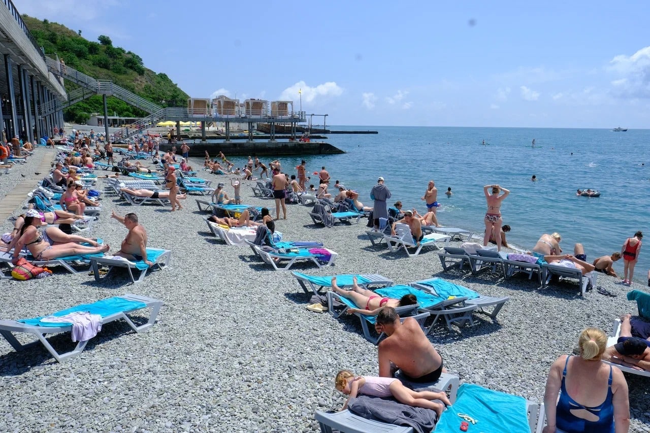 Вода в черном море ялта. Крым Алушта море 2022. Курорты Ялты 2022. Ялта пляж. Ялта море.