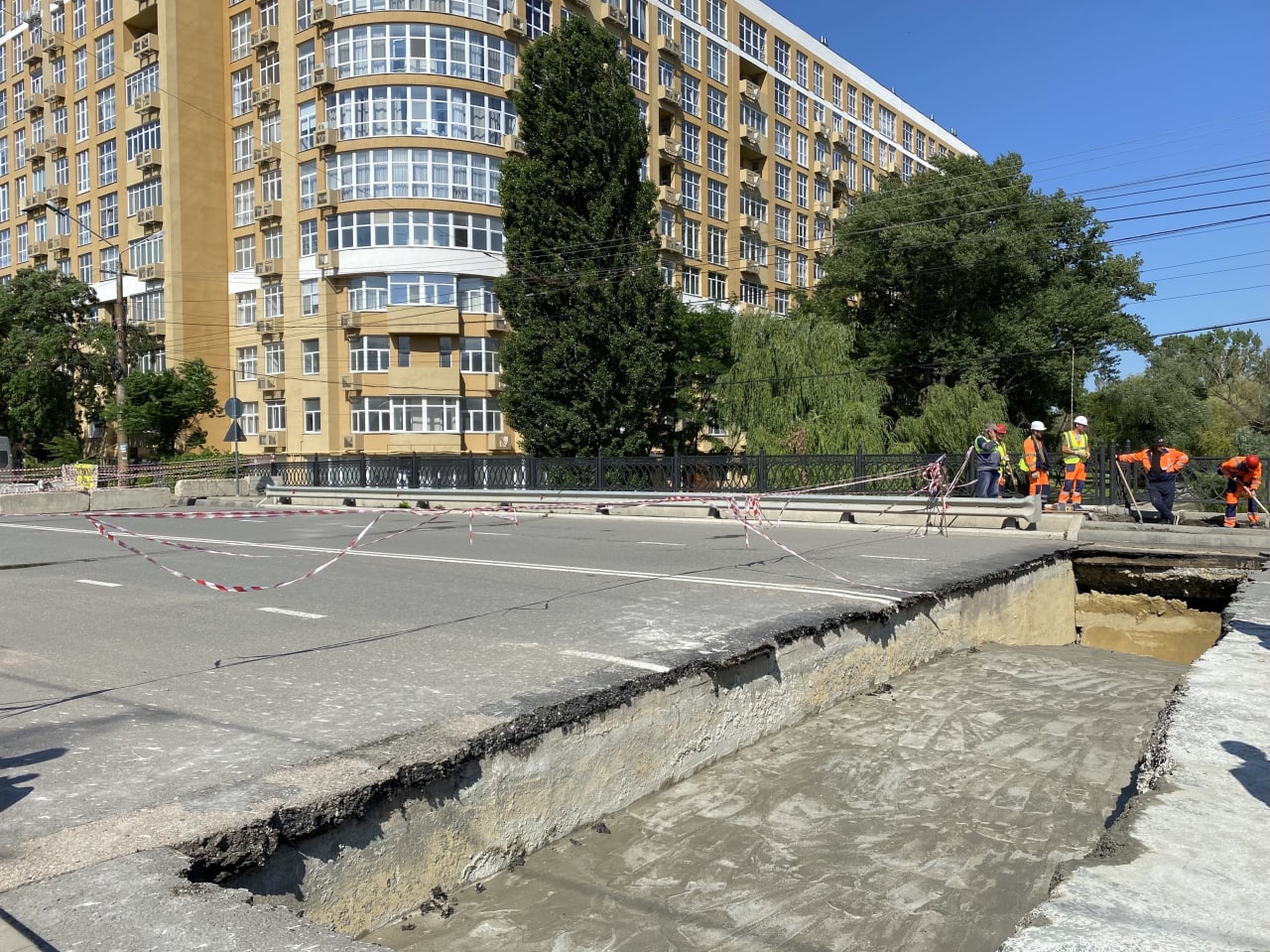 Ремонт симферополь. Мостовая улица. Крымская набережная. Симферополь улицы. Симферополь набережная.